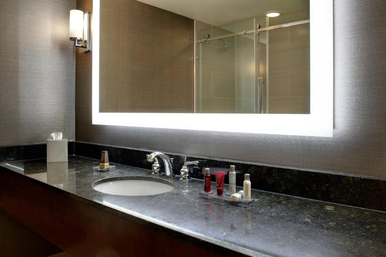 Marriott East Lansing At University Place Экстерьер фото