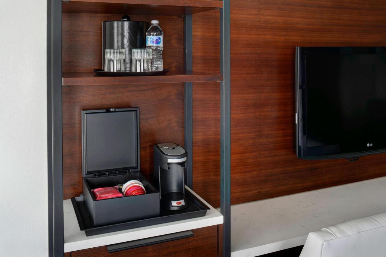 Marriott East Lansing At University Place Экстерьер фото