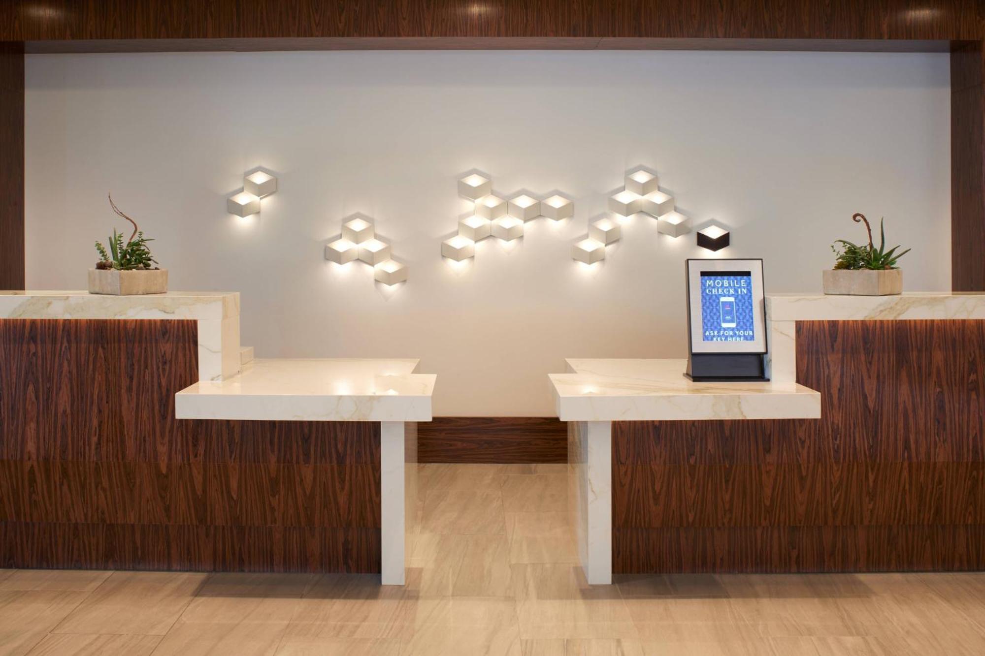 Marriott East Lansing At University Place Экстерьер фото